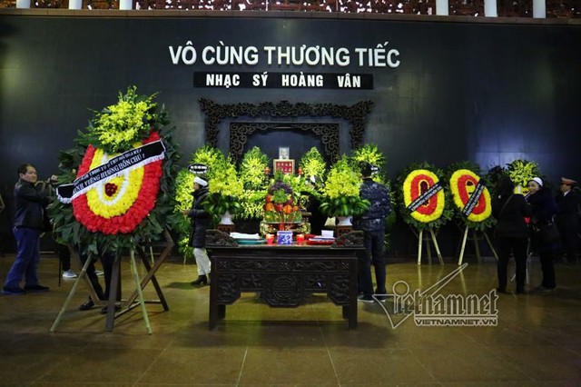 Lễ tang của nhạc sĩ Hoàng Vân được tổ chức trang trọng, những bản nhạc nổi tiếng do ông sáng tác vang lên trong Lễ tang như lời tiễn biệt vị nhạc sĩ đáng kính về cõi vĩnh hằng