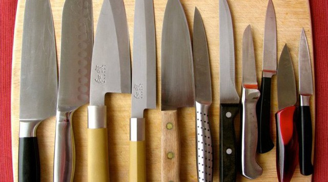 Lưỡi dao có thể bị xước hoặc các đầu có thể bị cong hoặc mẻ khi bạn để dao ở bồn rửa với một đống bát đĩa và thức ăn bẩn. Vì vậy hãy luôn luôn rửa sạch dao ngay sau khi sử dụng và đặt chúng ở trên mặt bếp nếu bạn cần phải chờ. Bằng cách này, bạn sẽ không bao giờ quên chúng.