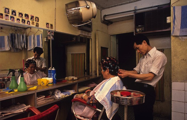 Bởi vì luật lệ và giấy phép không được thực thi ở Cửu Long Thành nên việc làm ăn ở đây khá dễ dàng. Nhiều cửa hàng, doanh nghiệp cũng hoạt động thuận lợi. Trong ảnh: Ông Ho Chi Kam mở cửa hàng cắt tóc gội đầu cùng vợ tại Cửu Long Thành cho tới năm 1991.