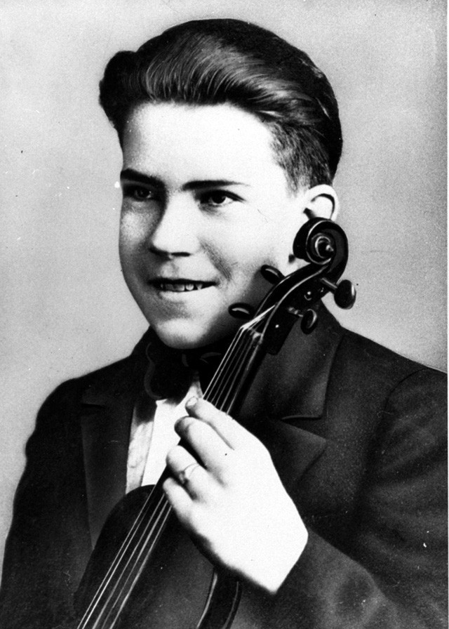 Cựu Tổng thống Richard Nixon chơi violin trong d&agrave;n nhạc thời trung học. Ngo&agrave;i violon, &ocirc;ng cũng c&oacute; thể chơi nhiều loại nhạc cụ kh&aacute;c như saxophone, accordion v&agrave; piano. (Ảnh: Business Insider)