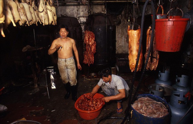 Việc thiếu các quy định về vệ sinh an toàn thực phẩm tại Cửu Long Thành đã tạo điều kiện thuận lợi cho các lò giết mổ động vật. Người Hong Kong thường tới Cửu Long Thành để ăn một trong những nhà hàng thịt chó nổi tiếng nhất thành phố này.