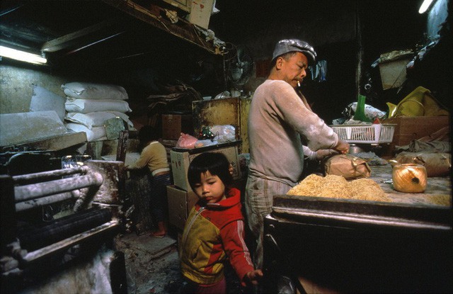 Hui Tuy Choy mở xưởng mì từ năm 1965. Ông chọn Cửu Long Thành vì giá thuê nhà rẻ và không cần giấy phép để mở cửa hàng. Trong khi đó tại những nơi khác ở Hong Kong, các chủ cửa hàng phải được cấp phép từ các cục lao động, y tế và cứu hỏa.