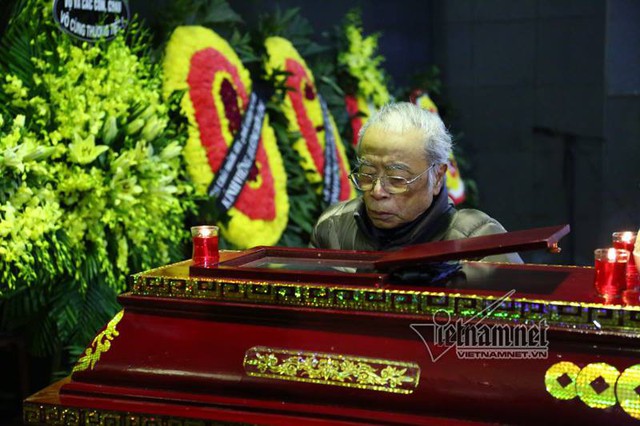 Nhạc sĩ Đỗ Hồng Quân, GS Tô Ngọc Thanh cũng có mặt để nhìn mặt nhạc sĩ Hoàng Vân lần cuối