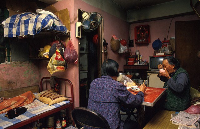 Cửu Long Thành vẫn tồn tại văn hóa làng xã vì điều kiện sống và làm việc chật hẹp. Trong ảnh: Bà Law Yu Yi 90 tuổi sống cùng con dâu trên căn hộ ở tầng 3. Con dâu chăm sóc mẹ chồng là nghĩa vụ truyền thống tại thành phố này.