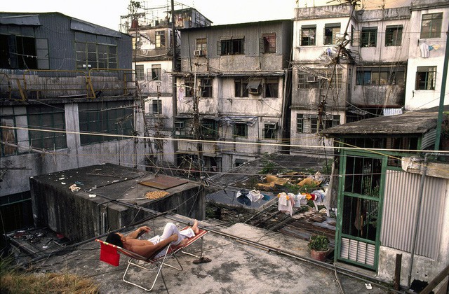 Vì điều kiện sống ở các tầng thấp thường hôi hám và ẩm thấp nên các mái nhà ở Cửu Long Thành là nơi nghỉ ngơi lý tưởng của người dân sau mỗi buổi chiều. Họ có thể nằm nghỉ ngơi, giặt quần áo hoặc làm việc hay chơi nhạc cụ.