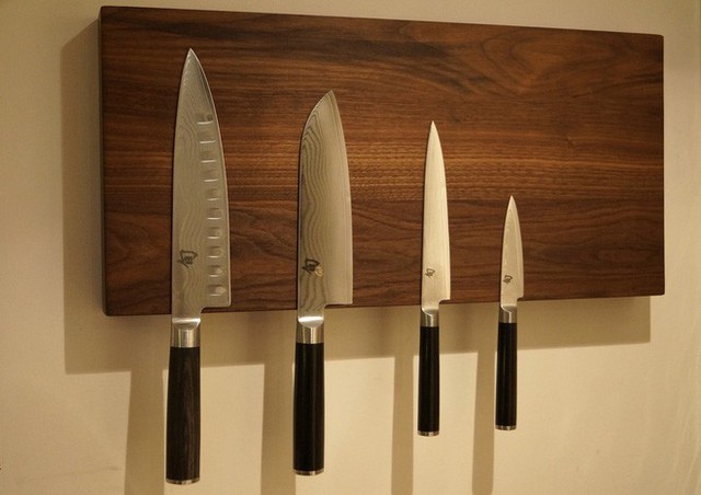 Hãy lưu trữ những con dao trong bếp nhà bạn bằng một tấm bảng có gắn nam châm. Điều này sẽ giúp bạn tiết kiệm không gian.