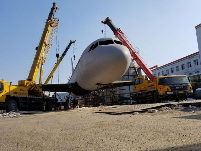 Anh thậm ch&iacute; c&ograve;n l&agrave;m cả một động cơ tuabin c&oacute; thể quay v&agrave; n&oacute;i rằng anh muốn đ&oacute; sẽ l&agrave; m&ocirc; h&igrave;nh A320 tuyệt nhất tại Trung Quốc.