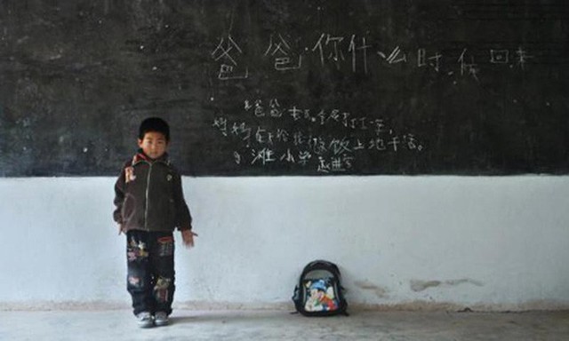 Cậu bé Zhao Jinbao, 7 tuổi: Bố ơi, khi nào bố mới về? Bố cháu đã đến thành phố Bạch Ngân để làm việc, còn mẹ cháu nấu ăn và lao động ở nông trường.