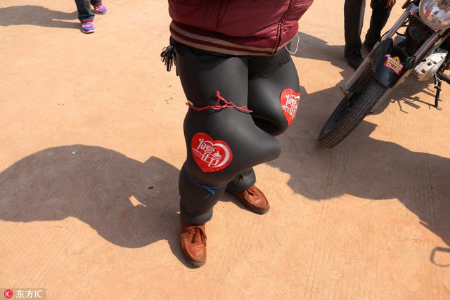 Những tấm nhựa d&agrave;y bảo vệ đ&ocirc;i ch&acirc;n của t&agrave;i xế khỏi bị ướt v&agrave; lạnh trong suốt h&agrave;nh tr&igrave;nh d&agrave;i.