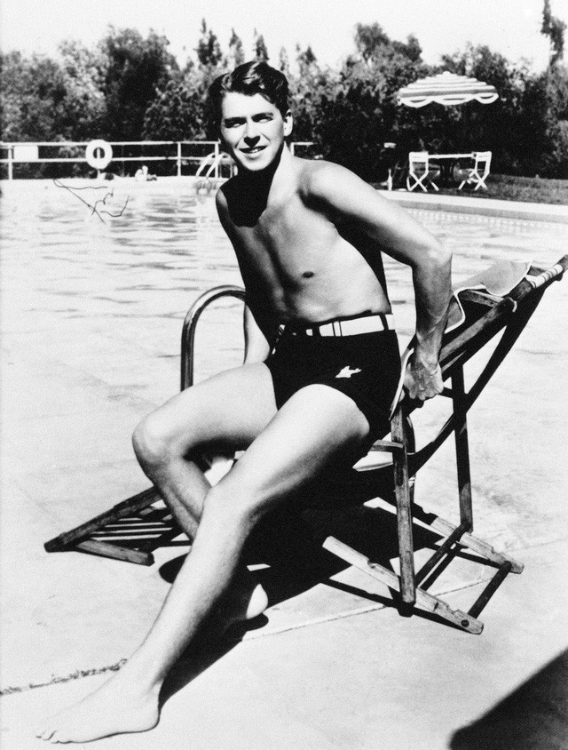 Ở độ tuổi 27, &ocirc;ng Ronald Reagan từng l&agrave; một diễn vi&ecirc;n trước khi tham gia ch&iacute;nh trường v&agrave; trở th&agrave;nh tổng thống Mỹ. (Ảnh: AP)