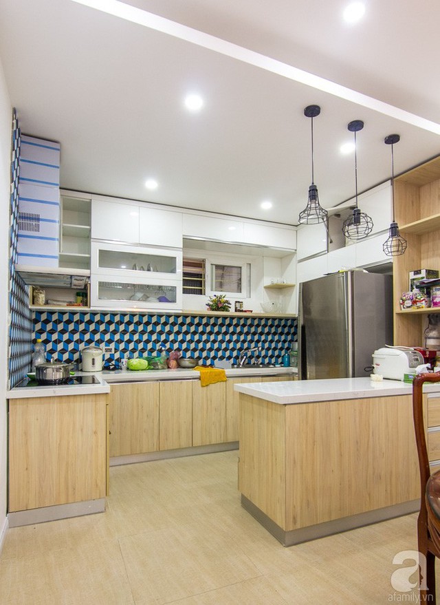 Không gian nấu nướng được thiết kế đơn giản nhưng vô cùng tiện dụng và xinh xắn. Đảo bếp được bố trí song song với tủ để tăng thêm lối đi lại và phần diện tích sử dụng khi mọi người nấu nướng.