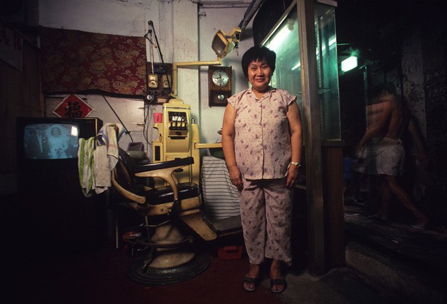 Cửu Long Thành nổi tiếng là nơi dễ dàng cho phép tầng lớp lao động trở thành bác sĩ hoặc nha sĩ. Các trang thiết bị cũng rẻ hơn vì các bác sĩ hoặc nha sĩ không thể hành nghề ở nơi nào khác tại Hong Kong. Trong ảnh: Bà Wong Cheung Mi là một trong nhiều nha sĩ ở Cửu Long Thành.