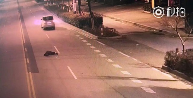Người chồng lăn ra đường bất tỉnh.
