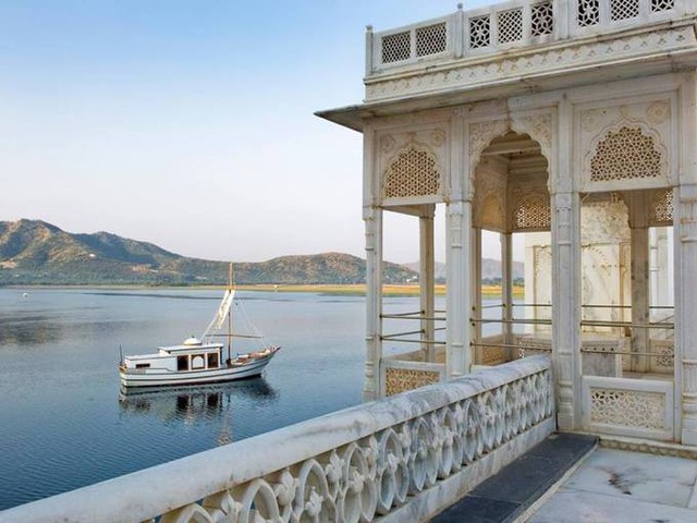 

 

Taj Lake Palace có diện tích khoảng 16.000 m2, gồm 83 phòng được trang trí bằng những họa tiết tinh xảo khắc trên gỗ và những bức tranh lớn bằng lụa. Kiến trúc hoàng gia sang trọng vẫn còn giữ nguyên cho đến ngày nay. Bên cạnh đó, vì giá phòng khá đắt đỏ nên nơi này không đông khách, khung cảnh vắng vẻ, dễ chịu, thích hợp để nghỉ ngơi.

 



 

Đoan Trang tạo dáng duyên dáng ở nhà hàng Lily Pond được thiết kế như khu vườn địa đàng với đài phun nước và bồn hoa màu hồng. Trước đây nơi này là điểm gặp gỡ của hoàng gia vào mỗi dịp xuân về, nay trở thành nơi du khách thưởng thức bữa trưa hoặc tối giữa không gian lãng mạn.

 



 

Những ngày mùa đông sang xuân, nhiệt độ chỉ tầm 16 - 20 độ, nắng nhẹ, tiết trời se se. Cặp vợ chồng nhâm nhi ly rượu vang, cùng ngắm hoàng hôn trên du thuyền. Theo Đoan Trang, nơi này xứng đáng nằm trong top những nơi lãng mạn nhất thế giới.

 



 

Hai vợ chồng cũng không quên trải nghiệm đi thuyền Jiva Spa vừa ngắm cảnh đẹp trên hồ Pichola, vừa thư giãn với phương pháp mát xa truyền thống của Ấn Độ.

 



 

Ngoài ra, dịp này nữ ca sĩ cũng quay lại Delhi sau gần 2 năm, lưu lại ở khách sạn ITC - nơi thường được các chính khách, nghệ sĩ nổi tiếng của Bollywood lựa chọn khi đến Delhi, trong đó có cựu Tổng thống Mỹ Barack Obama. Tuy nhiên theo Đoan Trang, ngoài trần nhà khá ấn tượng ra thì ITC cũng không có gì đặc biệt hơn so với những khách sạn cao cấp khác.

 



 

Cô cho biết, thức ăn những khách sạn này hầu hết là đồ Ấn cao cấp và đồ Tây bởi đa số là khách lưu trú quốc tế. Các món ăn đều được nêm nếm, điều chỉnh cho phù hợp với khẩu vị của người nước ngoài nên không hề khó ăn như những món Ấn thông thường.

Theo Ngôi sao











