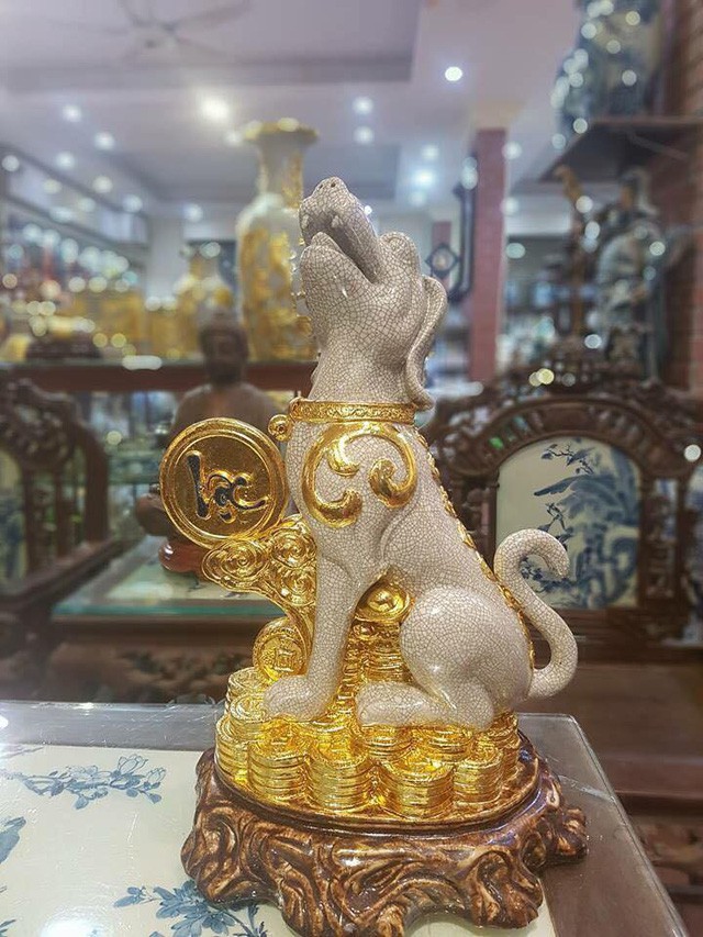 “Tuy nhiên, năm nay, riêng với những người tuổi Tuất thì việc đặt tượng chó ở đâu và đặt như thế nào thì cần cân nhắc kỹ. Nếu không thực sự hiểu thì nên nhờ người hiểu biết để đặt đúng nơi, đúng chỗ”, ông Minh cho biết thêm.