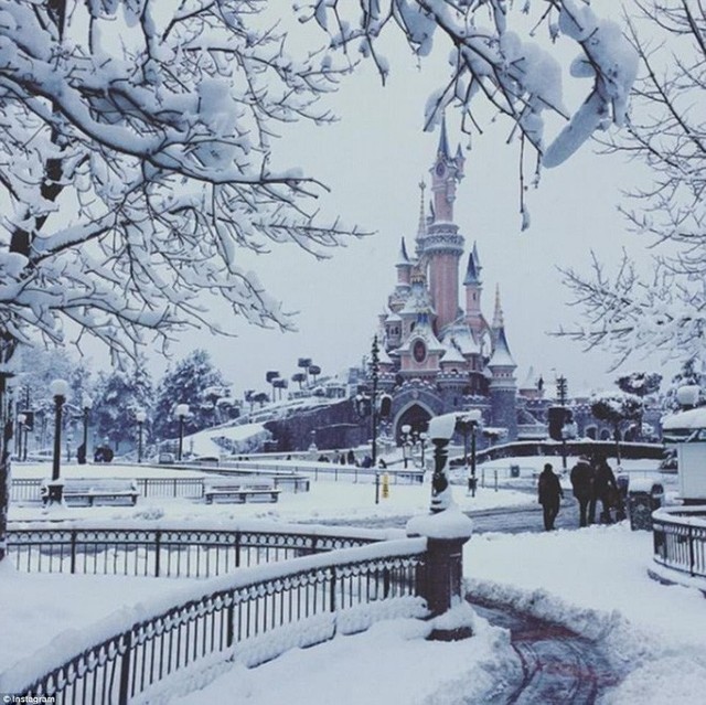 Lâu đài Disneyland Paris đã chuyển sang màu trắng.