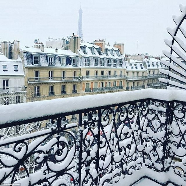 Từ ban công một nhà dân ở Paris - tuyết đã biến khung cảnh vốn lãng mạn ở thành phố này trở nên đẹp hơn cả trong tranh.