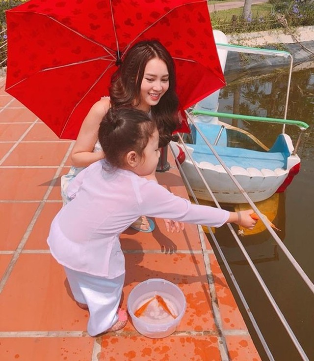 V&agrave;o ng&agrave;y &ocirc;ng C&ocirc;ng, &ocirc;ng T&aacute;o về trời, Lan Ngọc li&ecirc;n tục gặp xui khi bị t&ocirc;ng xe v&agrave; l&agrave;m mất b&oacute;p tiền.