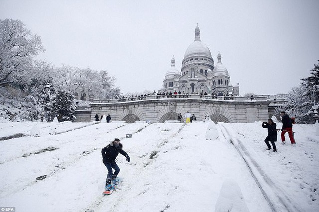 Người dân Paris đã có thể trượt tuyết ngay trong thành phố chỉ sau một đêm.