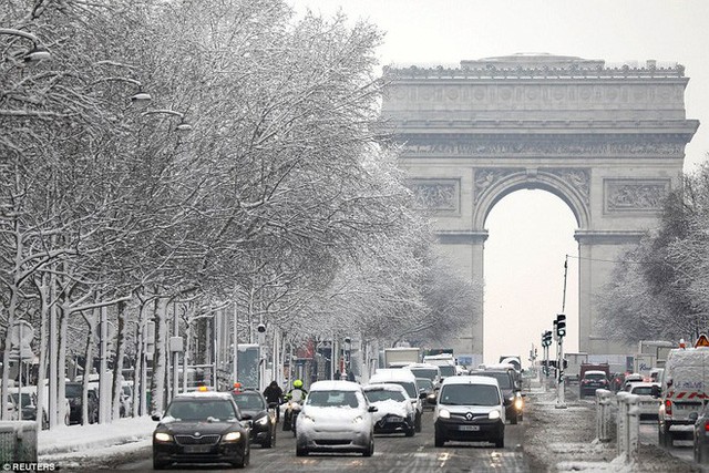 Tuy nhiên giao thông thì không được vui vẻ như thế, khi mà tuyết đã làm cho việc đi lại của người Paris trở nên khá khó khăn.