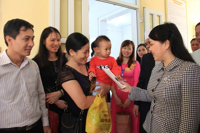 
Bộ trưởng Nguyễn Thị Kim Tiến hỏi thăm người bệnh tại Trung tâm Y tế huyện Yên Lạc, tỉnh Vĩnh Phúc. Đây là tỉnh có 9 trung tâm y tế thực hiện 2 chức năng (dự phòng và khám chữa bệnh, phục hồi chức năng).     Ảnh: PV
