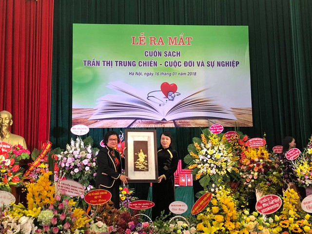 Bộ trưởng Bộ Y tế Nguyễn Thị Kim Tiến trao món quà đặc biệt giành tặng nguyên Bộ trưởng Trần Thị Trung Chiến.
