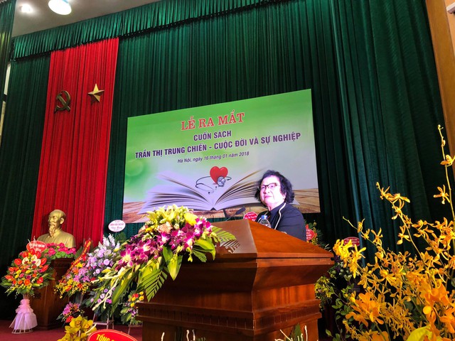 Nguyên Bộ trưởng Bộ Y tế Trần Thị Trung Chiến phát biểu tại Lễ ra mắt cuốn sách.