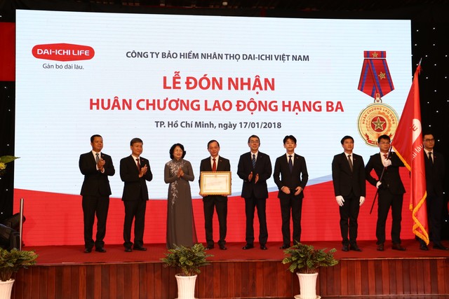 
Phó Chủ tịch Nước Đặng Thị Ngọc Thịnh đã thực hiện nghi thức trao Huân chương Lao động Hạng Ba cho Công ty BHNT Dai-ichi Việt Nam.
