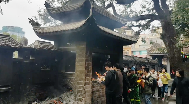 
Hình ảnh người dân đốt vàng mã tại chùa Hà.     Ảnh: B. Loan
