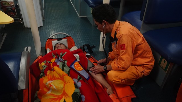 
Bác sỹ của Trung tâm cấp cứu y tế thành phố Đà Nẵng trên tàu SAR 412 sơ cấp cứu cho thuyền viên bị nạn.

