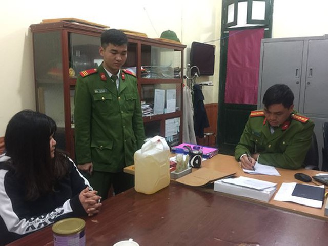 
Nạn nhân Mông Thị Tuyết Hạ và tang vật của vụ án tại cơ quan điều tra
