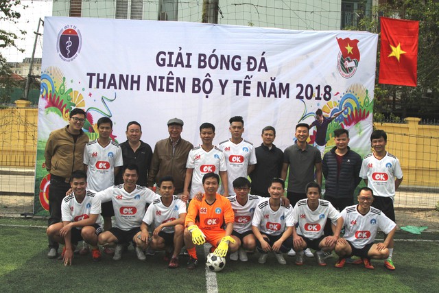 
Phó Tổng Cục Trưởng phụ trách Tổng cục Dân số Nguyễn Văn Tân (thứ 4 từ trái sang) cùng các tuyển thủ của đội bóng Tổng cục Dân số trong sáng khai mạc (10/3).
