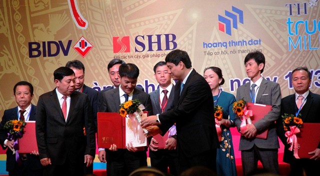 
Lãnh đạo tỉnh Nghệ An trao giấy chứng nhận đăng ký đầu tư cho các dự án đầu tư vào Nghệ An.
