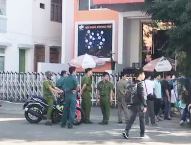 
Cơ quan chức năng bảo vệ hiện trường xảy ra vụ án mạng . Ảnh: VH.
