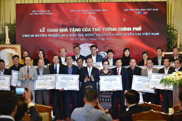 
Thủ tướng Chính phủ Nguyễn Xuân Phúc trao quà tặng cho các huyện nghèo.
