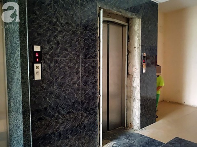 
Sự cố đ&atilde; khiến to&agrave;n bộ đ&aacute; trước cửa thang m&aacute;y rụng xuống.
