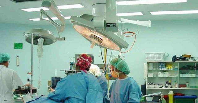 Đến tận t&uacute;c mổ n&atilde;o bệnh nh&acirc;n, chẳng thấy cục m&aacute;u đ&ocirc;ng n&agrave;o cả, b&aacute;c sĩ mới ph&aacute;t hiện l&agrave;... phẫu thuật nhầm người - Ảnh minh họa.