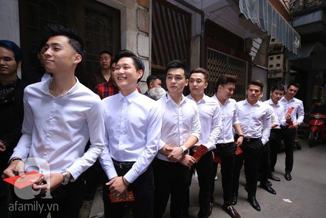 Sau khi trao lễ, hội bạn trai của Khắc Việt đều háo hức chờ được nhìn thấy chú rể dắt cô dâu ra mắt quan khách đôi bên.