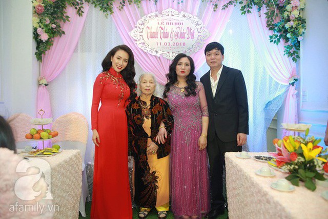 Trước đó, ở nhà gái, cô dâu Thanh Thảo diện áo dài đỏ, trang điểm nhẹ nhàng chụp hình cùng bà và bố mẹ.