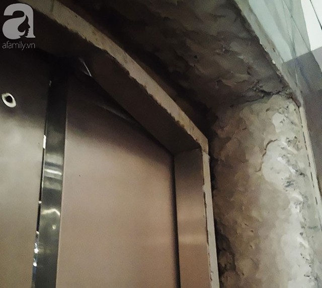 
Cận cảnh cửa thang m&aacute;y bị rụng hết đ&aacute; l&aacute;t.

