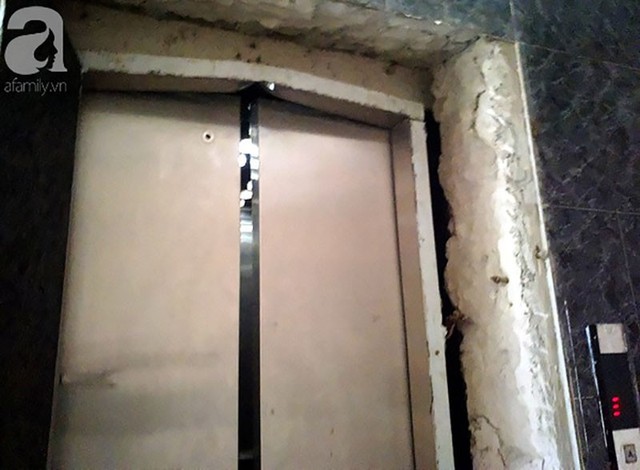 
Hiện tại chiếc thang m&aacute;y gặp sự cố kh&ocirc;ng thể sử dụng cũng kh&ocirc;ng đ&oacute;ng lại được.

