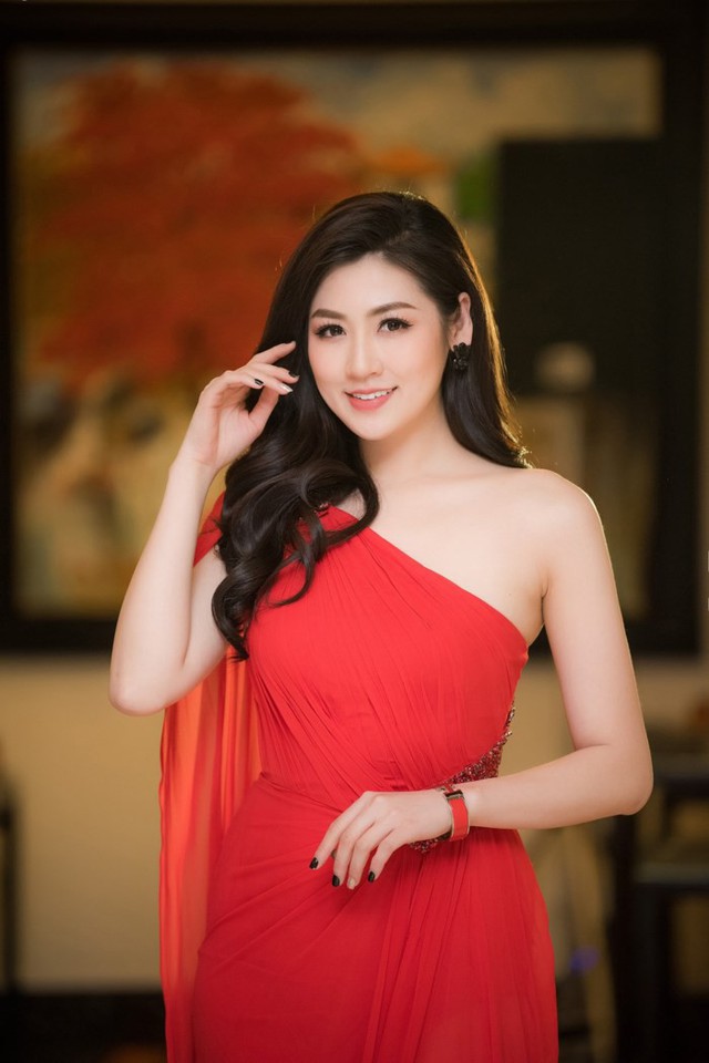Diện chiếc đầm đỏ xéo vai xếp li của nhà thiết kế Lê Thanh Hòa, Tú Anh nhận được nhiều lời khen về nhan sắc ngày càng rực rỡ.