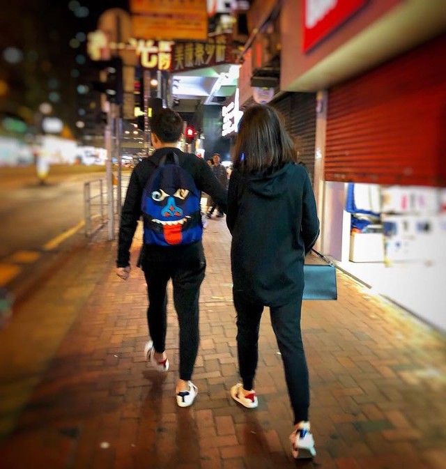 Cặp đôi mặc đồ ton-sur-ton khi dạo phố