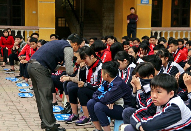 
Những câu hỏi, những chia sẻ của thầy Nhân đã khiến các bạn học sinh nghẹn ngào khi về bố mẹ!
