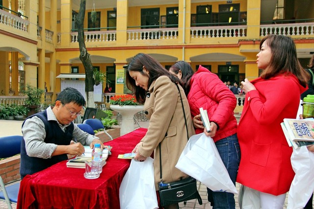 
Sau buổi chia sẻ, thầy Nguyễn Thành Nhân đã kí tặng sách cho các thầy cô, phụ huynh, học sinh trong trường.
