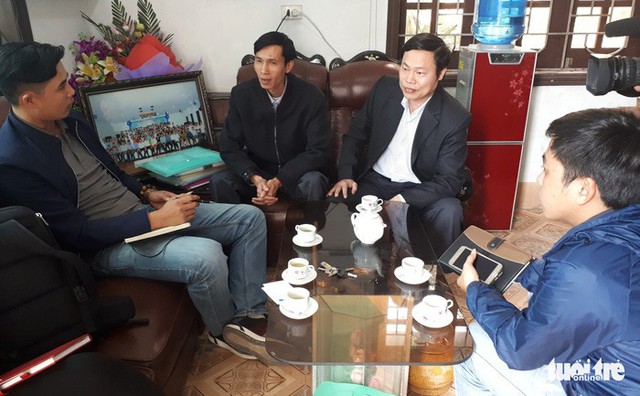 Thầy giáo chủ nhiệm lớp L. và hiệu trưởng Trường THPT Nguyễn Đức Mậu trao đổi với báo chí chiều 12/3. Ảnh: Tuổi trẻ