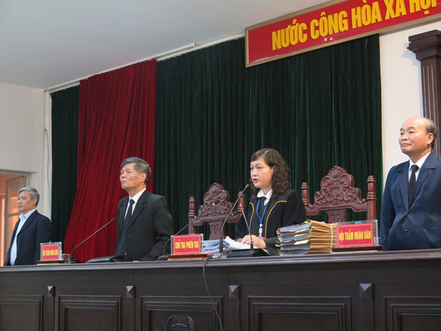 HĐXX vụ án gồm 4 thành viên, nữ thẩm phán Nguyễn Thị Xuân Thu làm chủ tọa. Ảnh: H.L/Zing.vn