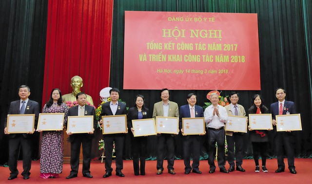 
Đồng chí Vũ Đức Nam trao tặng Kỷ niệm chương vì sự nghiệp xây dựng Đảng Khối các cơ quan Trung ương cho 17 đồng chí thuộc Đảng ủy Bộ Y tế. Ảnh: Đ.Minh
