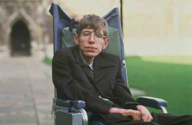 Nhà vật lý lừng danh Stephen Hawking mắc ALS từ khi còn trẻ và đã sống chung với căn bệnh hơn 50 năm. Ảnh: Thesun.