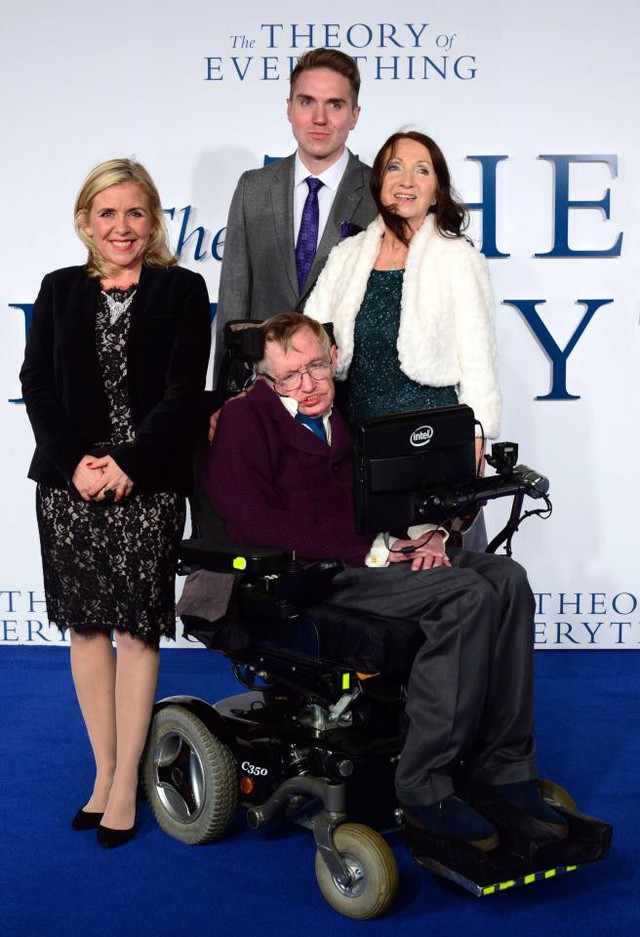 Hình ảnh gia đình vui vẻ trong sự kiện ra mắt phim về tình yêu của Stephen Hawking và Jane Wilde.